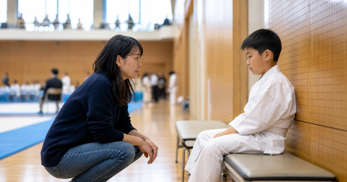 空手の試合に負けた子供と、そばで見守る親